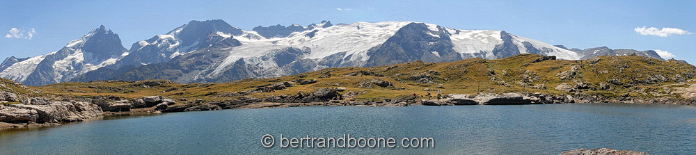 lac noir et massif de La Meije - hautes alpes - France